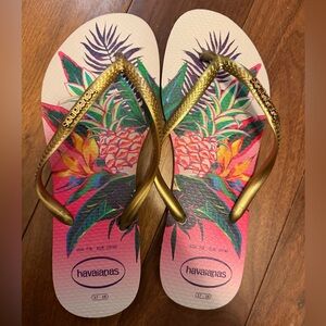 Havaianas • NEW Gold Strap Tropical Flip Flops • Size 7/8